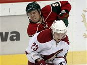 Marek Židlický z Minnesoty (vzadu) se snaží zastavit Kevina Portera z Phoenixu. Marek Židlický z Minnesoty (vzadu) se snaží zastavit Kevina Portera z Phoenixu.