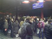 Na praském hlavním nádraí ekaly stovky lidí, a se rozjedou jejich vlaky.