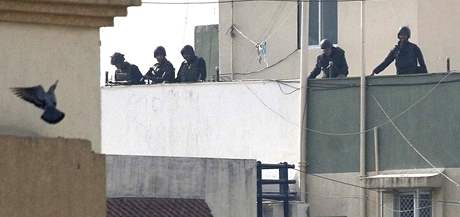 Indická policie zaujímá pozice k útoku na idovské centrum v Bombaji, které obsadili teroristé (28. listopadu 2008)