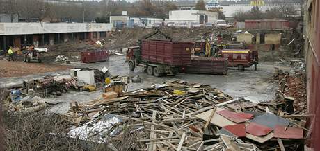 Pracovnci firmy Unistav zaali s likvidac ruin zimnho stadionu v Brn