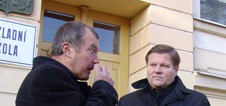 Zdenk kromach pijel do Hruovan nad Jeviovkou podpoit stávkujícího kolníka Frantika Kueru (vlevo).