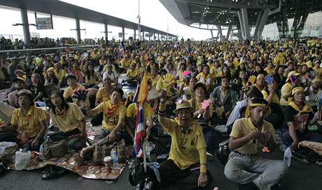 Thajtí demonstranti obléhají letit v Bangkoku, tisíce turist v letitní hale uvázly (26. listopadu 2008).