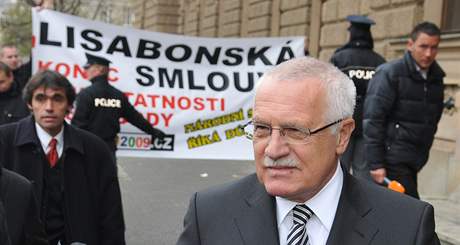 Prezident Václav Klaus ped Ústavním soudem, který rozhodoval, jestli je Lisabonská smlouva v rozporu s eským ústavním poádkem, i nikoli.