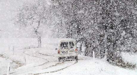 Meteorologové varují ped hustým snením. Výstraha trvá do úterní noci.