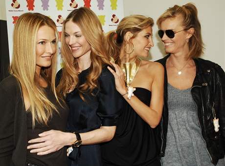 Topmodelky v Praze: zleva Karen Mulder, Pavlna Nmcov, Tereza Maxov a Eva Herzigov