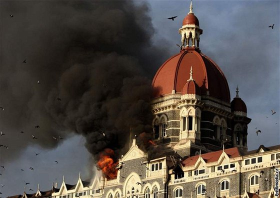 Pi posledním teroristickém úderu v Bombaji (na snímku hotel Tád) zemelo pes sto lidí, ranných jsou tém ti stovky. Útok patí k nejvtím v Indii za poslední ti roky.