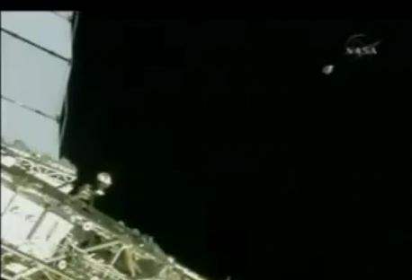 Americk astronautce odletla pi prci na ISS brana s nadm.