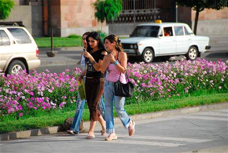 Mladé Arménky v centru Jerevanu