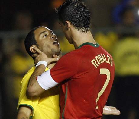 Cristiano Ronaldo drí pod krkem Brazilce Marcela