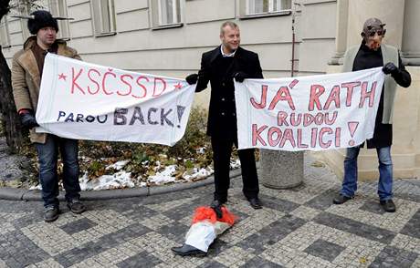 Demonstranti transparenty vyjaduj nesouhlas s jednnm Davida Ratha s komunisty o podpoe v novm stedoeskm zastupitelstvu