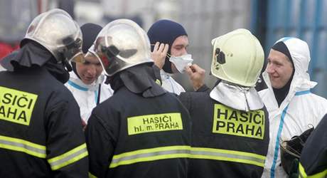 Hasii si nasazuj rouky, aby mohli zlikvidovat nebezpen odpad, kter se vylil ze sud po nehod dvou kamion na Jin spojce v Praze. (26.11.2008)
