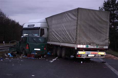 Tragick nehoda kamionu a dodvky mercedes na silnici R10 (21.11.2008)