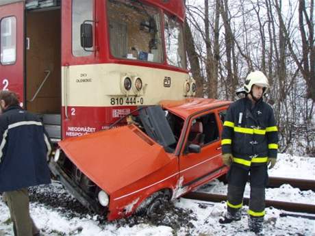 Nehoda na pejezdu mezi obcí Ropice a eským Tínem (24.11.2008)