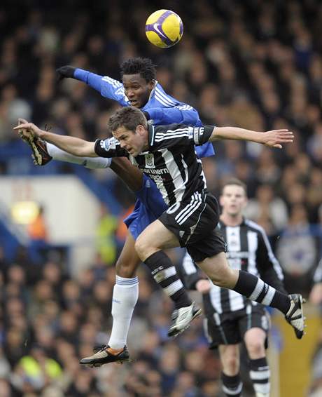 Chelsea - Newcastle: Michael Owen (dole) z Newcastle United a John Obi Mikel z Chelsea.