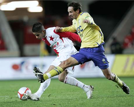 Slavia - Teplice: Tijani Belaid uniká Vlastimilu Vidlikovi