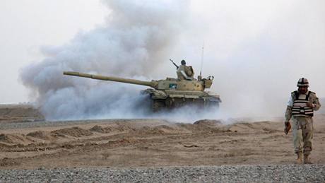 etí vojáci trénují irácké tankisty