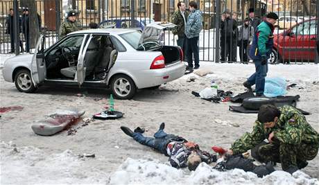 Exploze v aut poblí petrohradské stanice metra Udlnaja zabila ti lidi.