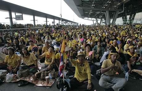 Thajtí demonstranti obléhají letit v Bangkoku, tisíce turist v letitní hale uvázly (26. listopadu 2008).