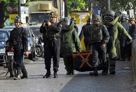 V indické Bombaji zaútoili teroristé. Komando pichází k hotelu Tád s plynovou bombou. (27. listopad 2008)