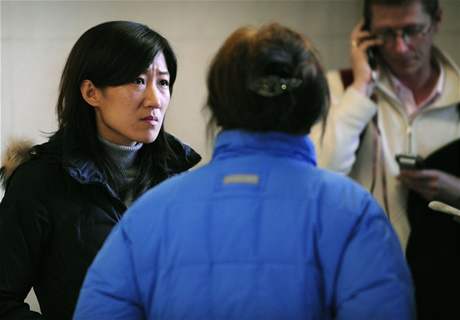 Dcera popraveného vdce an chen hovoí s leny rodiny bhem soudu v Pekingu (27. listopad 2008) 