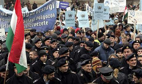 Demonstrace v Budapeti proti úsporným opatením maarské vlády. (29. listopadu 2008)