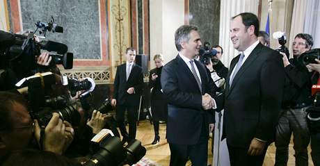 Werner Faymann (vlevo) zdraznil, e nový kabinet chce na rozdíl od pedchozího pracovat jako tým