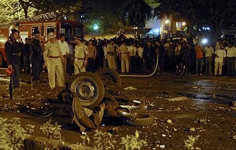 Policisté a hasii v míst jednoho z útok v indické Bombaji (26. listopadu 2008)