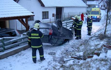 Hasii z Pelhimova vyjeli rno k dopravn nehod jednoho osobnho automobilu koda Octavia, kter skonilo na stee. 