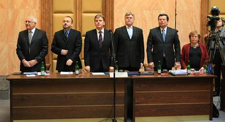 Prezident a dalí politici vyslovili svj názor na Lisabonskou smlouvu pímo ped soudci Ústavního soudu. (25. listopadu 2008)