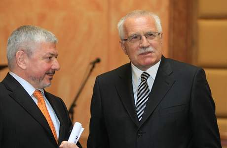 Václav Klaus a dalí kritici ústavnosti Lisabonské smlouvy hrají svj poker proti Unii cinknutými kartami.
