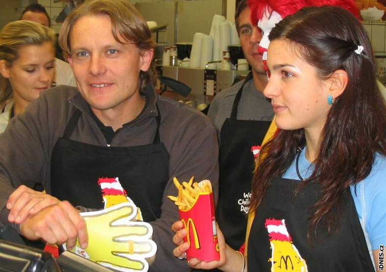 Tereza Huíková se podepisuje zákazníkovi restaurace McDonald´s bhem Celosvtového dne dtí