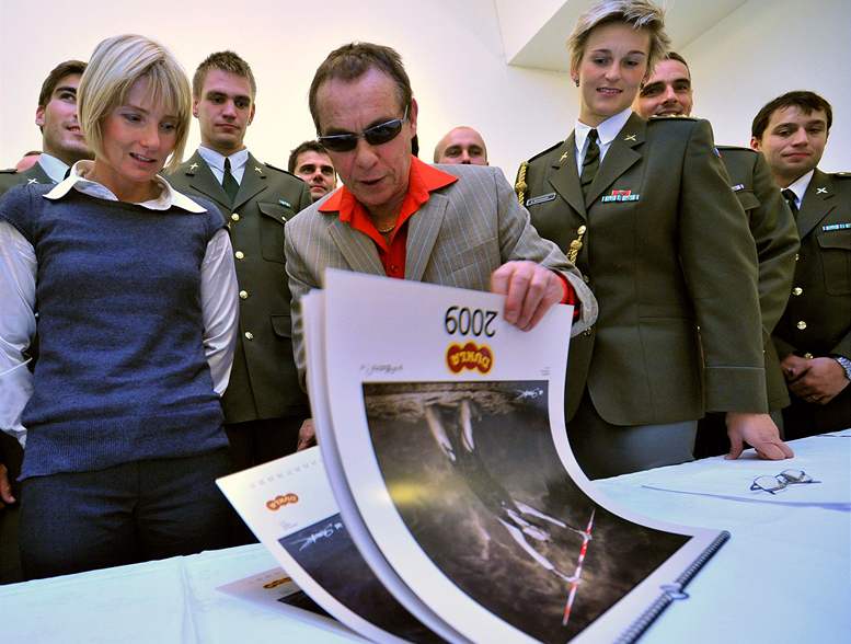 Fotograf Jan Saudek se svými modely, které fotil do nového kalendáe Dukly. Vlevo tpánka Hilgertová, vpravo Barbora potáková