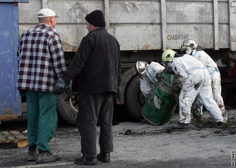 Hasii likvidovali na Jiní spojce sudy s nebezpeným odpadem (26.11.2008)