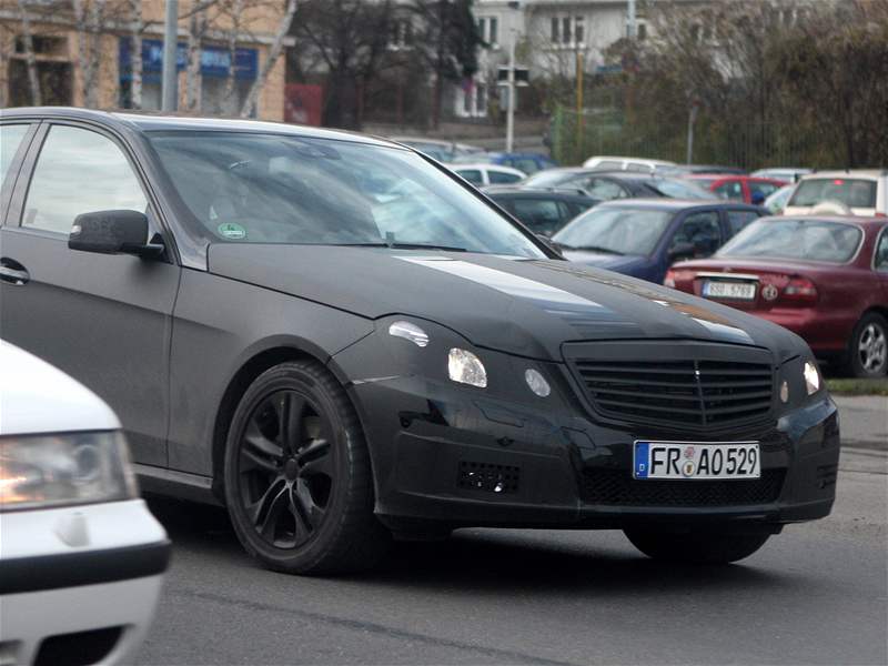 Maskovaný Mercedes E