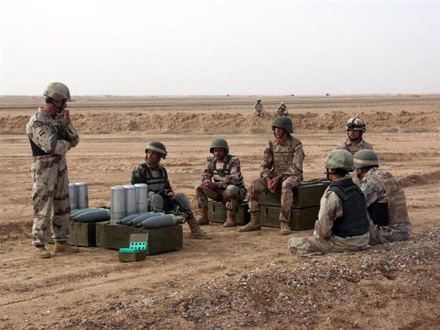 etí vojáci trénují irácké tankisty