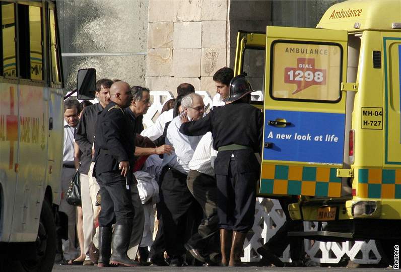 Osvobození rukojmí opoutí hotel Tád v Bombaji, na který zaútoili teroristé. (27. listopad 2008)