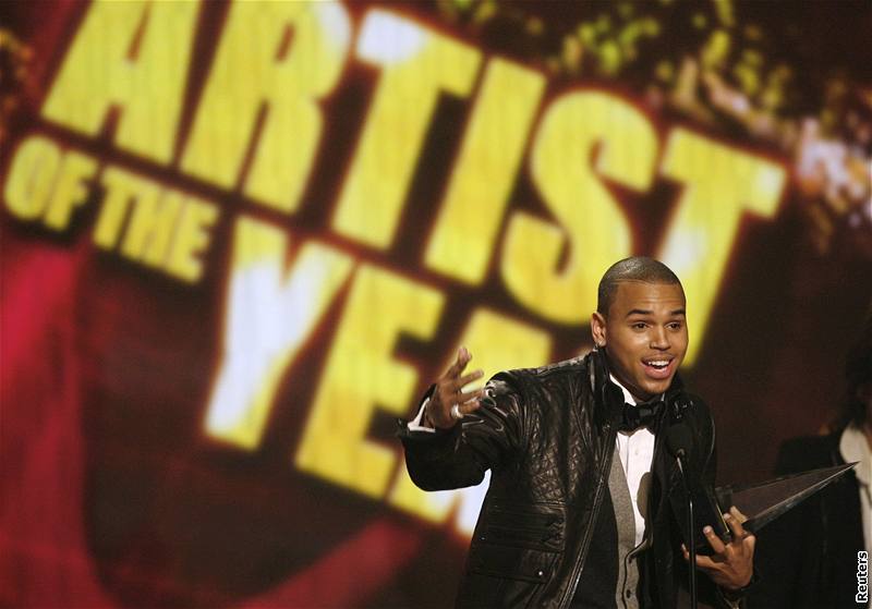 Zpvák Chris Brown pi slavnostním ceremoniálu American Music Awards 2008 pevzal dv ceny.