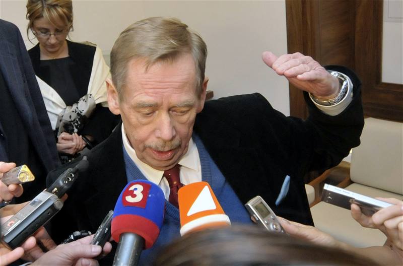 Václav Havel na dkovace po premiée prvního nastudování Odcházení v praské Are.
