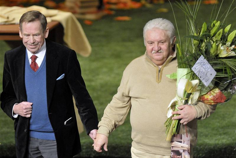 Pedstavitel titulní role Marián Labuda a Václav Havel pi premiée slovenského Odcházení