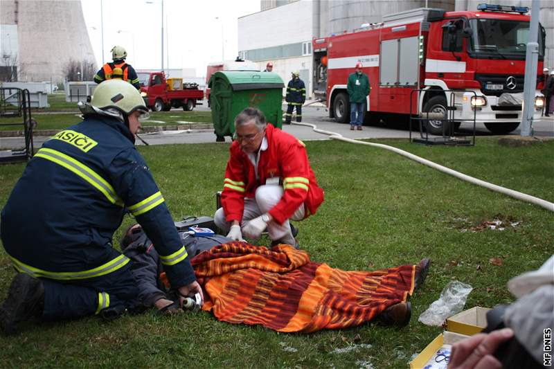 Cviení Zóna 2008, hasi a zdravotník oetují zranného v Dukovanech