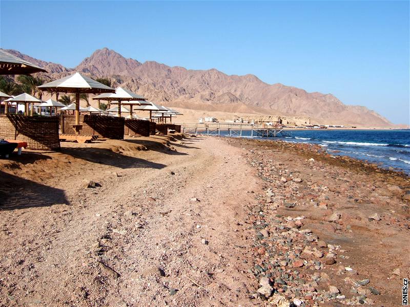 Egypt, Dahab - hotelová plá a velbloudí stezka podél moe. Tudy se dostanete...