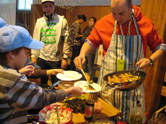 Známý kucha Ondej Slanina servíruje dtem kue na nudliky s keu. l(25.11.2008)