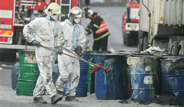 Chemická jednotka likviduje nebezpený odpad, který se vylil ze sud po nehod dvou kamion na Jiní spojce v Praze. (26.11.2008)