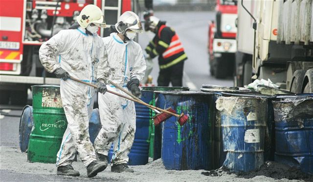 Hasii z chemické jednotky likdvidují nebezpené látky, které se vylily ze sud po nehod dvou kamion na praské Jiní spojce. (26.11.2008)