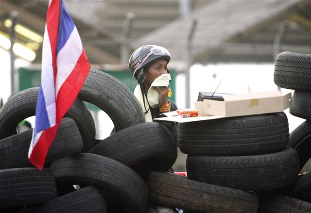 Protivládní demonstrant drí strá ped thajským letitm Don Muang, které demonstranti blokují od tvrtka. (28.11.2008)