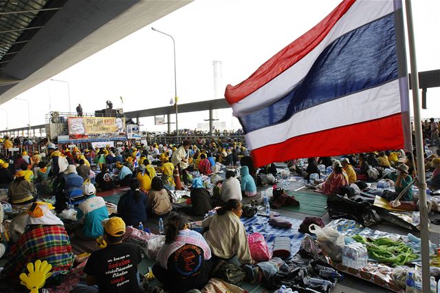 Thajské letit Suvarnabhumi v obleení demonstrant. (28.11.2008)