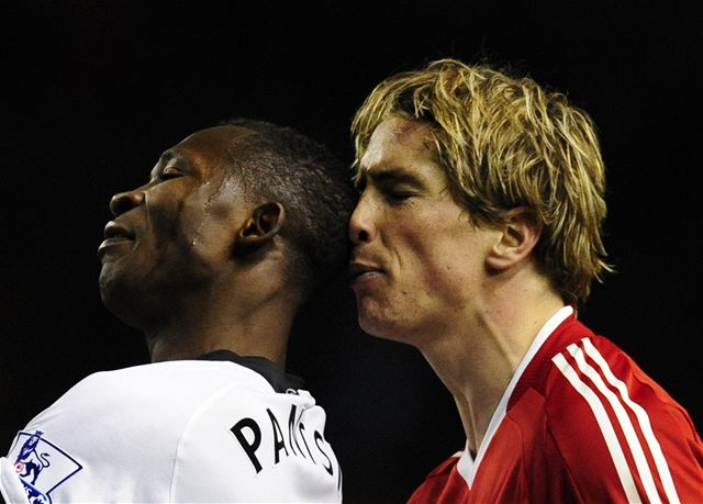 Liverpool - Fulham: Fernando Torres (vpravo) a John Pantsil.