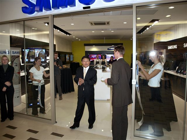 Samsung otevel první oficiální eský showroom