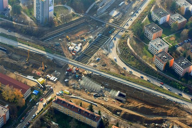 Stavba mimoúrovové kiovatky Hradecká - aboveská v Brn