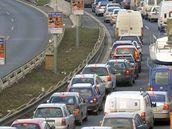 Dlouhé kolony se tvořily kolem poledne na pražské Jižní spojce, kde se u nájezdu na Hradec Králové při nehodě dvou nákladních aut rozsypaly sudy s nebezpečnými chemikáliemi. (26.11.2008) Dlouhé kolony se tvořily kolem poledne na pražské Jižní spojce, kde se u nájezdu na Hradec Králové při nehodě dvou nákladních aut rozsypaly sudy s nebezpečnými chemikáliemi. (26.11.2008)